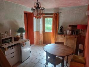 cocina con mesa de madera y comedor en Les Anniquins, en Ivoy-le-Pré