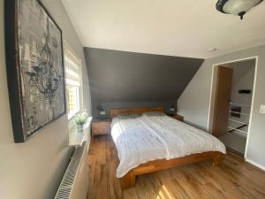 ein Schlafzimmer mit einem Bett und einem großen Fenster in der Unterkunft Ferienhaus Glückszeit bei Goslar in Langelsheim