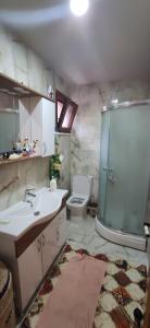 La salle de bains est pourvue d'un lavabo, d'une douche et de toilettes. dans l'établissement Manzara Cennet, à Macka