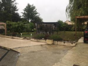 a parking lot in a yard with a building at L'arbre dort studio indépendant in Taupont