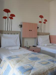 سرير أو أسرّة في غرفة في La Santre Villa