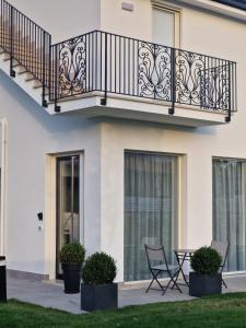 un bâtiment avec deux chaises et un balcon dans l'établissement Elios Badino B&B, à Terracine