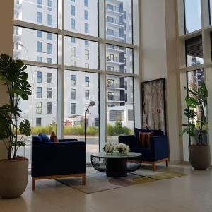 B12 Studio near Ferrari world, with canal and pool view的休息区