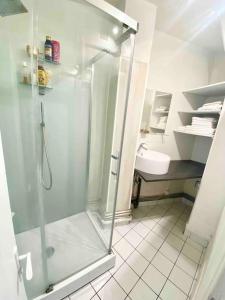 a bathroom with a shower and a toilet at T2 Sacré Cœur - Butte Montmartre - Abbesses in Paris