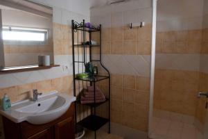 uma casa de banho com um lavatório e um chuveiro em Elmani em Pozzallo