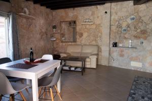 uma sala de estar com uma mesa branca e um sofá em Elmani em Pozzallo