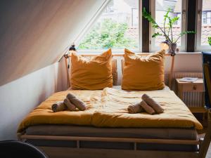 ein Bett mit zwei ausgestopften Tieren mit Fenster in der Unterkunft Gemütliche Oase in Detmolder City in Detmold