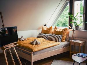 ein Zimmer mit einem Bett mit zwei Teddybären darauf in der Unterkunft Gemütliche Oase in Detmolder City in Detmold