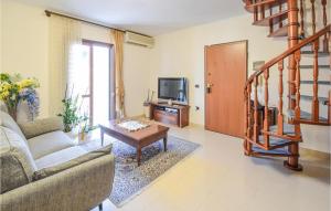 uma sala de estar com um sofá e uma mesa de centro em Gorgeous Apartment In Santa Maria Capua Vete With Wifi em Santa Maria Capua Vetere