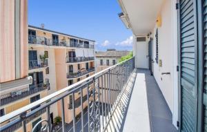 uma varanda num apartamento com vista em Gorgeous Apartment In Santa Maria Capua Vete With Wifi em Santa Maria Capua Vetere