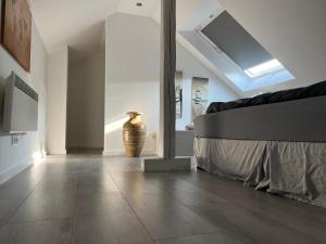 Habitación con cama y jarrón en el suelo en Willkommen Zuhause - Traumhafte, zentrale Ferienwohnung in Kurstadt, en Bad Oeynhausen