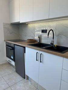 Kuchyň nebo kuchyňský kout v ubytování Elounda Port Apartment