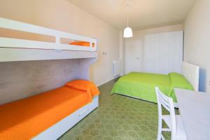 - une chambre avec 2 lits superposés et une table dans l'établissement 215 - Deiva al Mare, appartamento fronte mare con vista, à Deiva Marina
