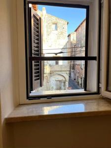 ventana con vistas a una calle de la ciudad en Appartamento Porta Maggio II, en Terracina