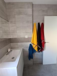 a small bathroom with a sink and a refrigerator at Entresuelo luminoso cerca de Escaño in Ferrol
