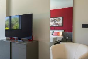 A television and/or entertainment centre at Elysium Seaview Oasis