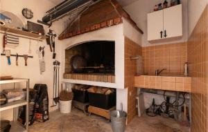 cocina con chimenea de ladrillo en una habitación en Beautiful Apartment In Rtina, Razanac With Kitchen en Miletići