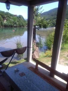 vistas al río desde el porche de una casa en Prenoćište na Drini Foča, en Foča