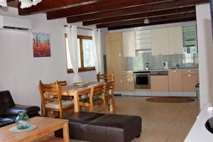 uma cozinha e sala de estar com mesa e cadeiras em SARAJEVO HOME em Saraievo