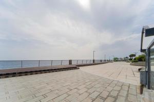 une passerelle à côté de l'océan avec une jetée dans l'établissement 215 - Deiva al Mare, appartamento fronte mare con vista, à Deiva Marina
