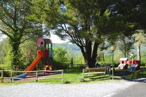 einen Park mit Spielplatz mit Rutsche in der Unterkunft Holiday resort in Villanova d'Albenga in Villanova dʼAlbenga