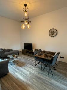 una sala de estar con una mesa y un sofá en Ferienapartment Essen, en Essen