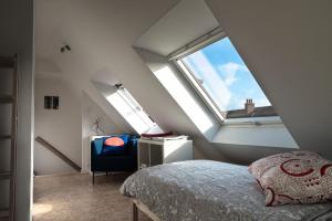 a attic bedroom with a bed and a window at Gîte de Tournai-Cathédrale-Centre historique in Tournai