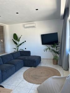 TV a/nebo společenská místnost v ubytování Elounda Port Apartment