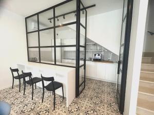 uma sala de jantar com um bar com cadeiras pretas em Elios Badino B&B em Terracina