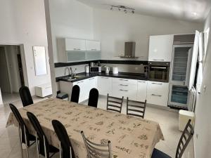 Kuchyň nebo kuchyňský kout v ubytování Apartman Gaga