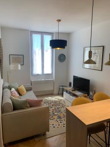 un soggiorno con un divano e un tavolo di Lumineux 2 pièces Vieil Antibes a Antibes