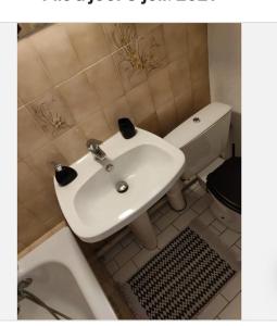 łazienka z białą umywalką i toaletą w obiekcie Loux w mieście Lyon