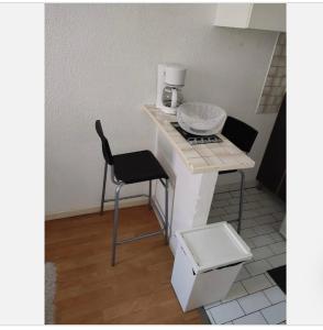 cocina con encimera, silla y mesa en Loux en Lyon