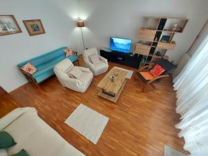 Spacious apartment in Pula for 6 persons and with a big swimming pool في بولا: غرفة معيشة مع أريكة زرقاء وطاولة