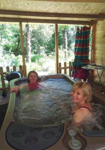 two girls in a hot tub in a cabin at La romance. in Prugnanes
