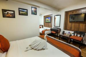 מיטה או מיטות בחדר ב-Hotel Himalayan Oasis