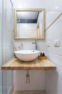 a bathroom with a white sink and a mirror at Cálido apartamento, piscina, Wi-Fi in Candelaria