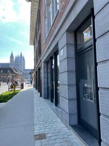 eine Straße mit einem Gebäude mit einem Ladefenster in der Unterkunft Gîte de Tournai-Cathédrale-Centre historique in Tournai