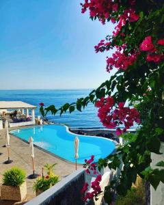 uma piscina com o oceano ao fundo em Hotel Villaggio Stromboli - isola di Stromboli em Stromboli