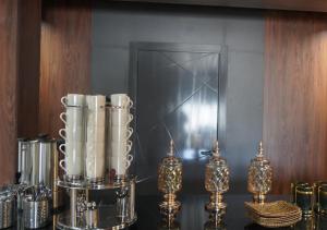 uma mesa com um espelho e alguns objectos nela em Dastan Grand Hotel em Jalal-Abad