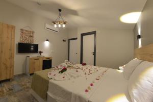 Un dormitorio con una cama con flores. en trakheia butik otel en Marmaris