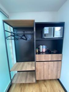 een keuken met een voorraadkast met houten planken bij 4a 1242BNB in Cuenca +12 foto's