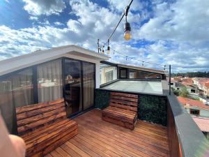 een huis op een dak met een terras bij 4a 1242BNB in Cuenca