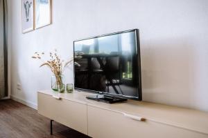 uma televisão de ecrã plano em cima de uma cómoda em Chalet Kienberg I Sport I Parken I WiFi em Pfronten
