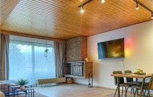 ein Wohnzimmer mit einem Tisch und einem TV an der Wand in der Unterkunft 3 Bedroom Nice Apartment In Lautenthal in Lautenthal