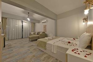マルマリスにあるtrakheia butik otelのベッドとリビングルームが備わるホテルルームです。
