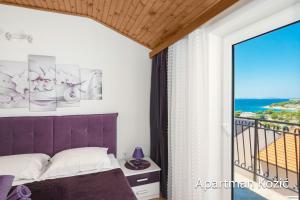 Ένα ή περισσότερα κρεβάτια σε δωμάτιο στο Apartmani Kozić