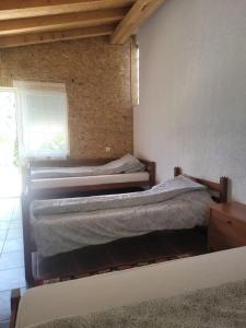 1 dormitorio con 2 camas en una habitación en Lola Guest House, en Vusanje