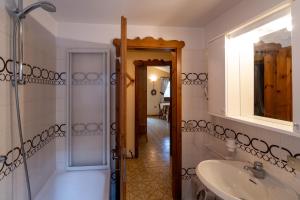 y baño con bañera, lavamanos y ducha. en Residence L'Arcobi, en Livigno