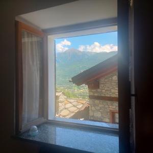 アオスタにあるClou Accomodationの山の景色を望む窓